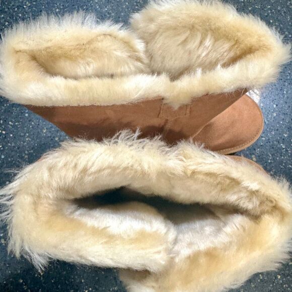 UGG Classic Short Bailey Button Boot. Size 7. - Picture 7 of 9